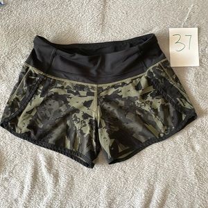 Lululemon speed up shorts black army green sz 2 inseam 3.5 in liner intact
